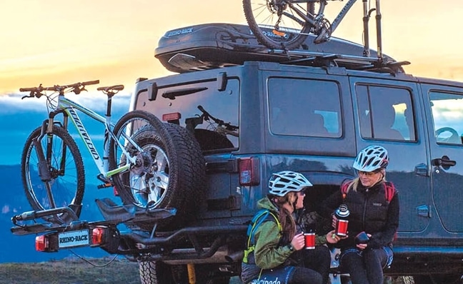 support à velo à l'arriére d'une auto