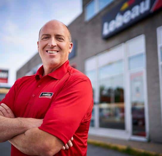Employé Lebeau Un employé Lebeau fier devant son centre de services