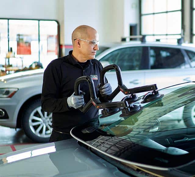 Replacement-of-windshield Windshield replacement by a man from Lebeau