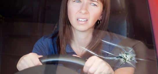 bris_pare-brise Une femme constate un bris sur son pare-brise