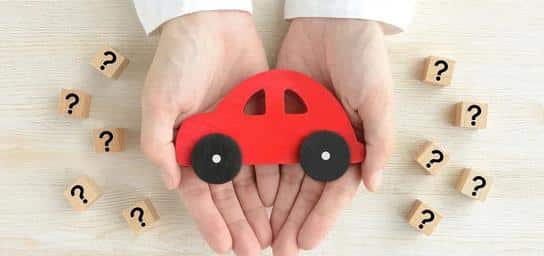 mains Hands holding a car