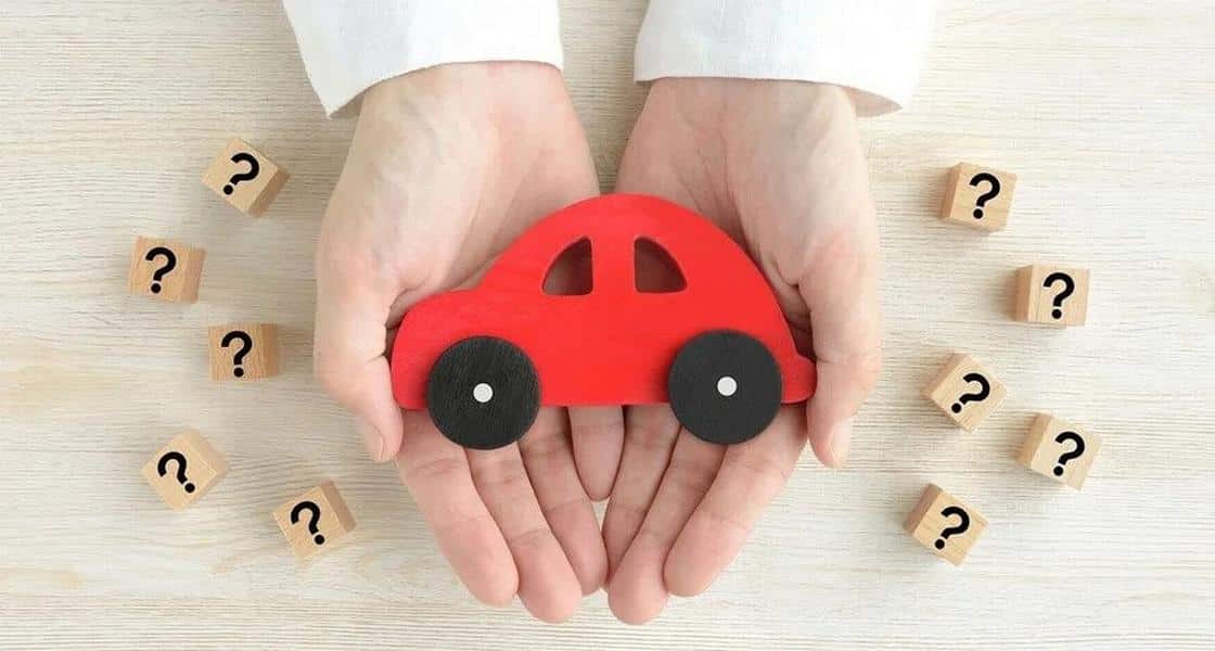 mains Hands holding a car