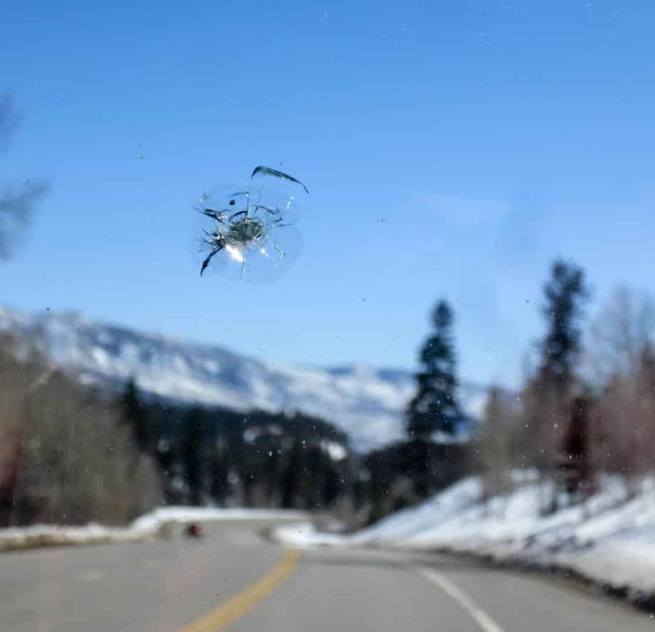 windshield_chip Gros plan sur un éclat dans un pare-brise